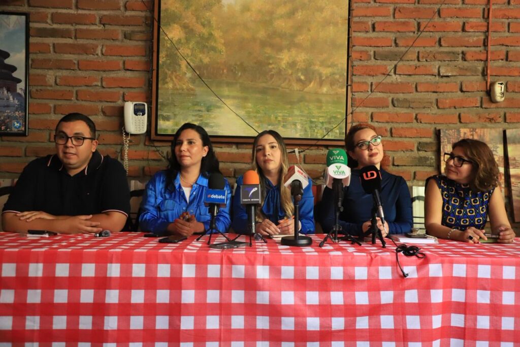 Conferencia de prensa con micrófonos sobre una mesa