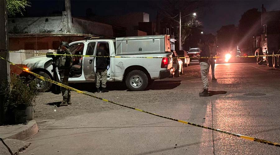 Elemento del Ejército Mexicano e investigadores de la Fiscalía de Sinaloa resguardan calle en Culiacán