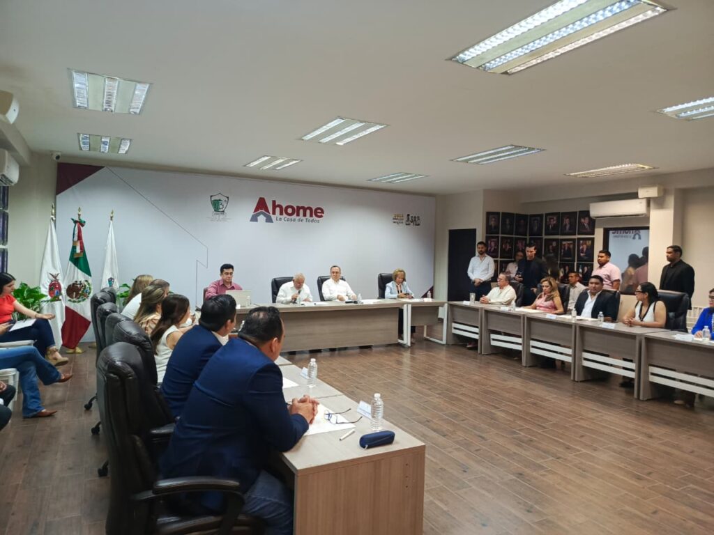 Cabildo del Ayuntamiento de Ahome junto al presidente municipal