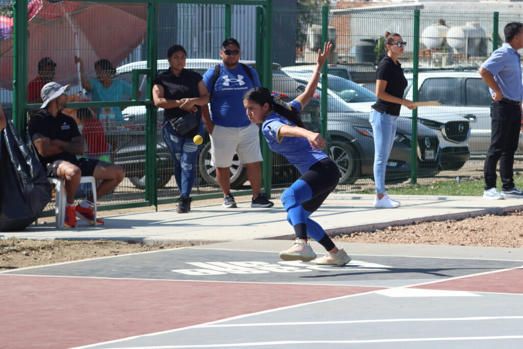 Persona lanzando un costal en un espacio deportivo en Mazatlán