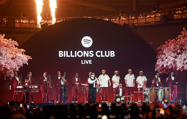 Spotify lanzará película del legendario concierto de Bad Bunny en Tokio