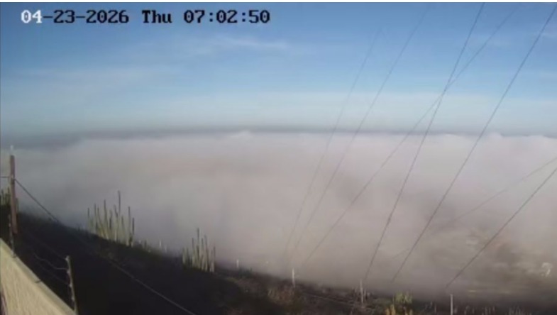 Ciudad cubierta por un denso banco de niebla
