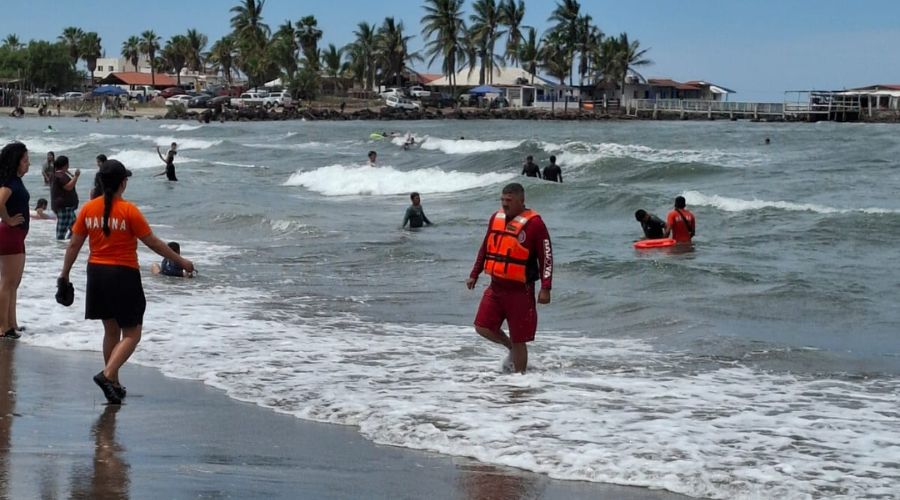 Elementos de rescate y personas dentro del mar