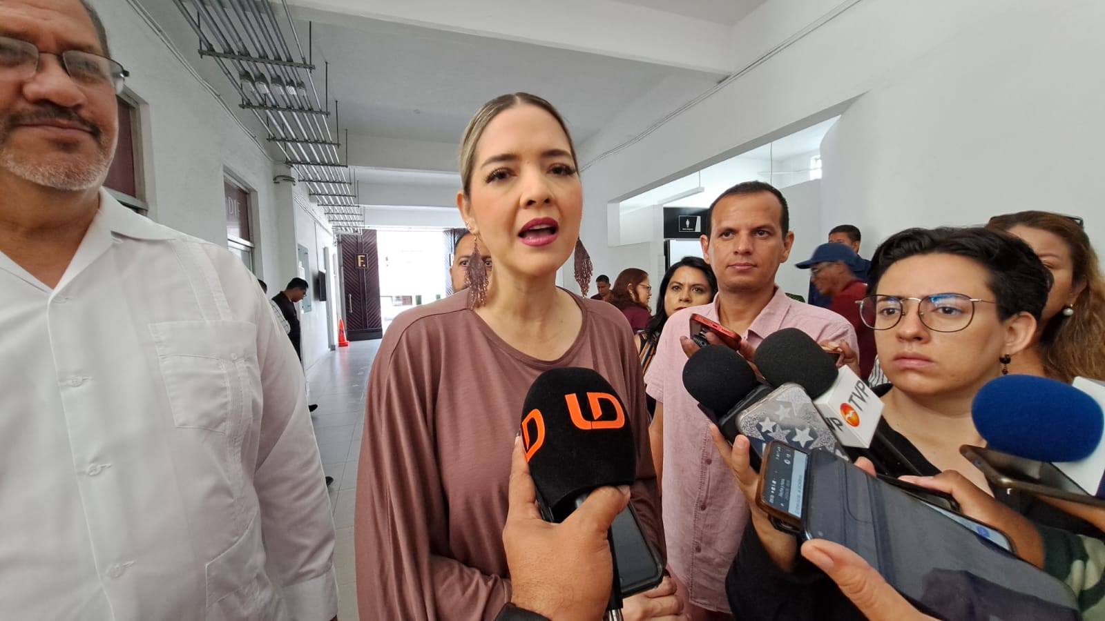 Estrella Palacios con el micrófono de Línea Directa en una entrevista