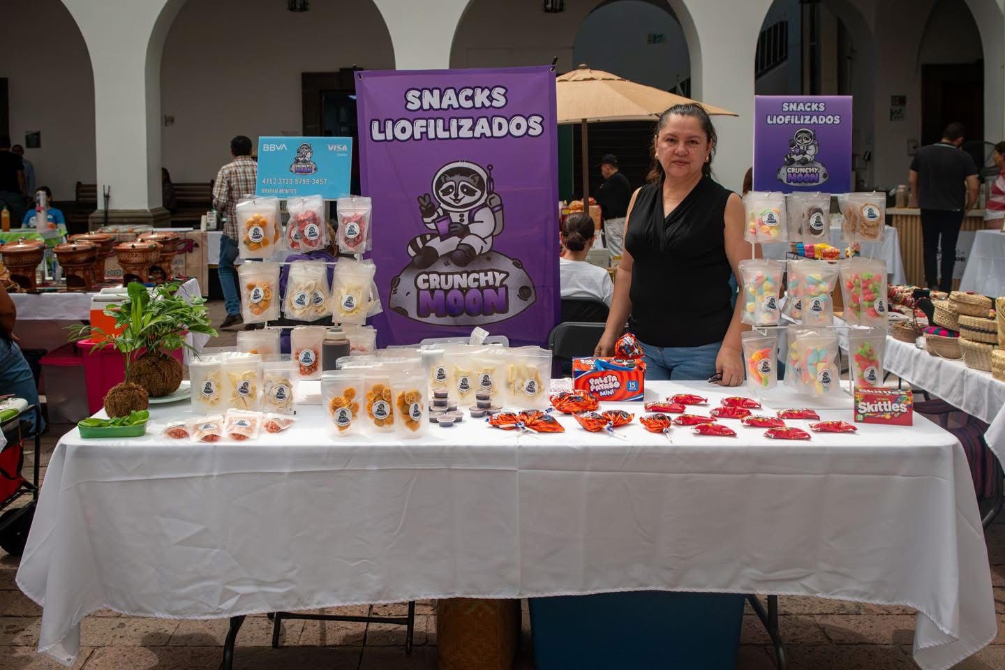 Mujer en un puesto de venta de snacks