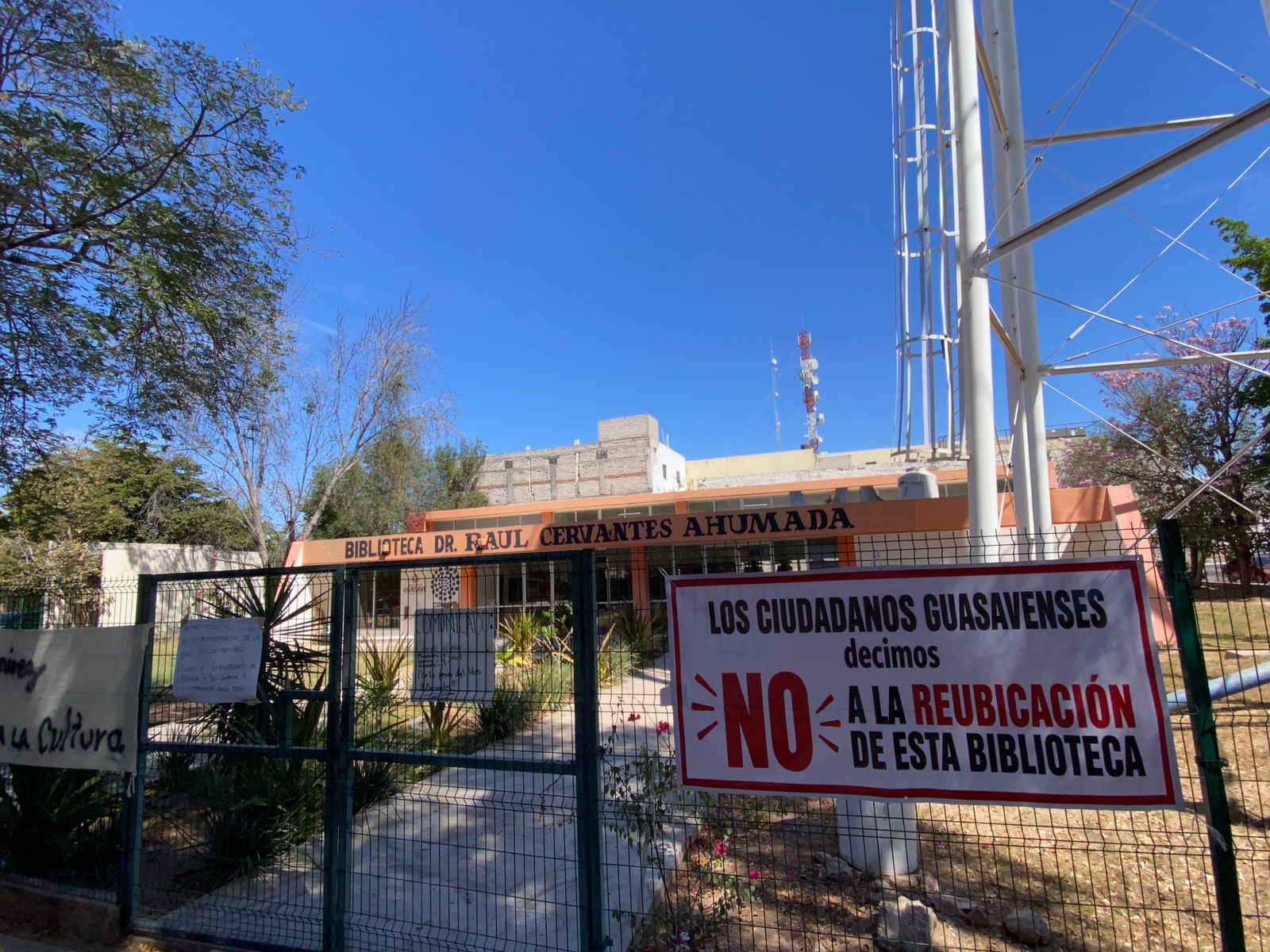 Lona con un mensaje en la biblioteca Pública Raúl Cervantes Ahumada