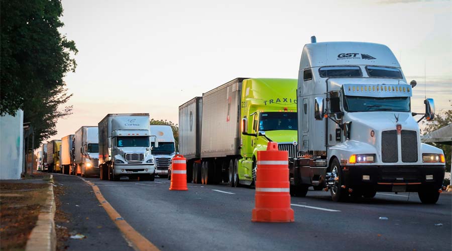 Fila de transportistas en la caseta de Costa Rica Culiacán durante manifestación de productores agrícolas