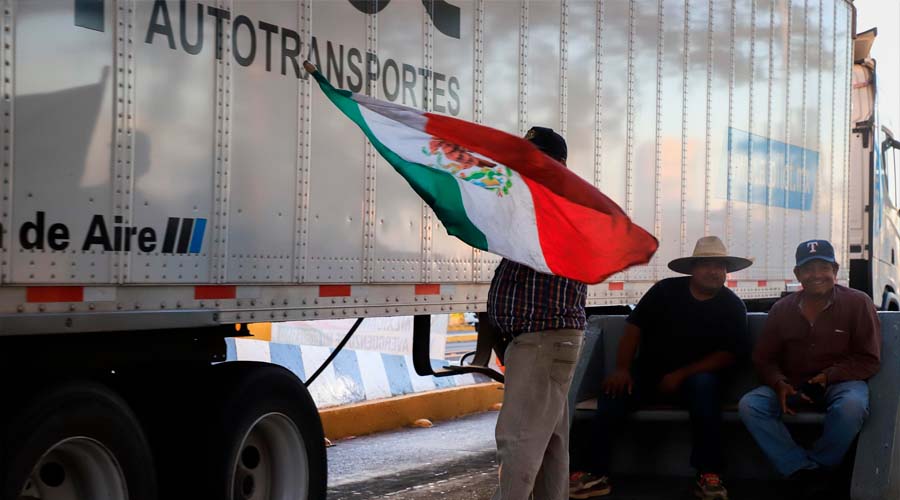 Agrícola ondea bandera mexicana en la caseta de Costa Rica Culiacán durante manifestación por el precio del maíz