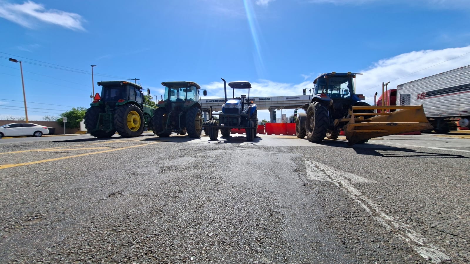 Maquinaria de campo bloqueando caseta