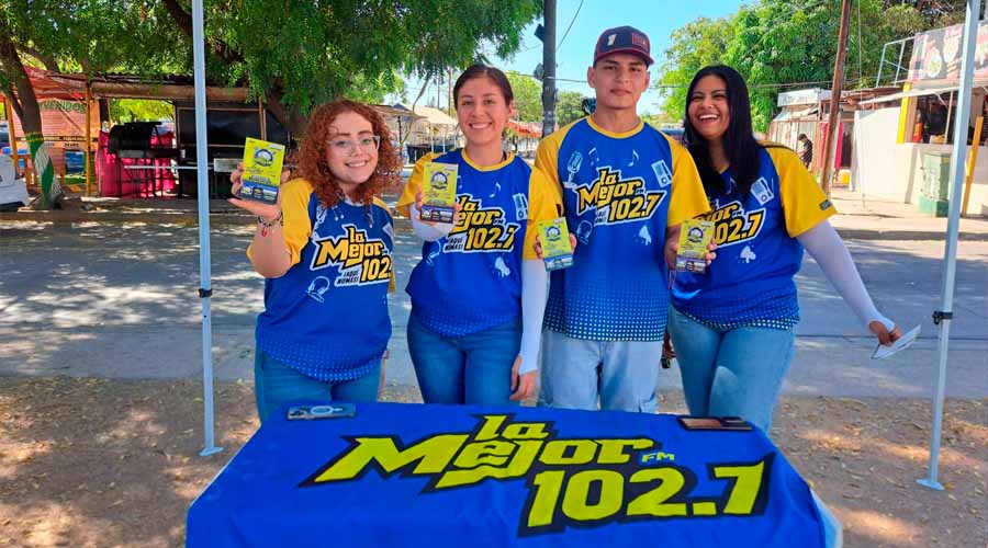 Equipo de activaciones de La Mejor FM con boletos del Juego de las Estrellas 2026