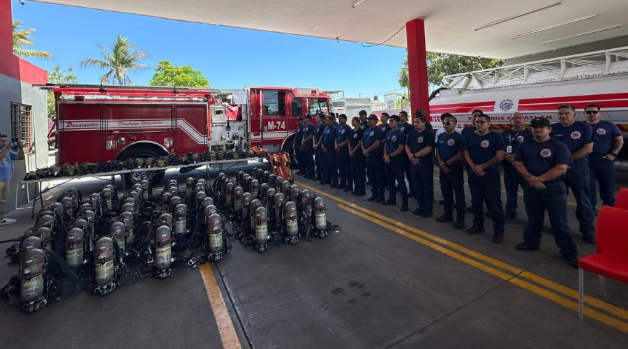 Entregan equipos de respiración a bomberos de Mazatlán