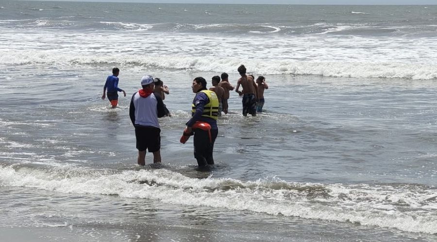 Personas dentro del mar