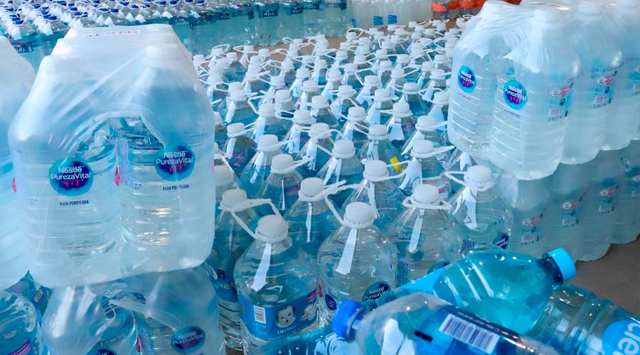 Botellas de agua empaquetadas y apiladas