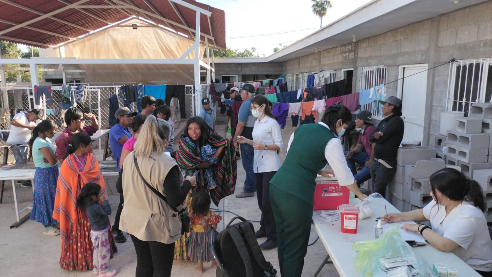 Personas siendo atendidas por elementos del área de la salud