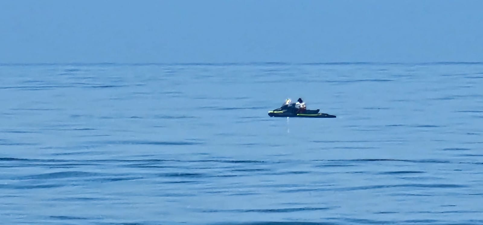 Moto acuática en busca del menor desaparecido en el mar en Mazatlán.