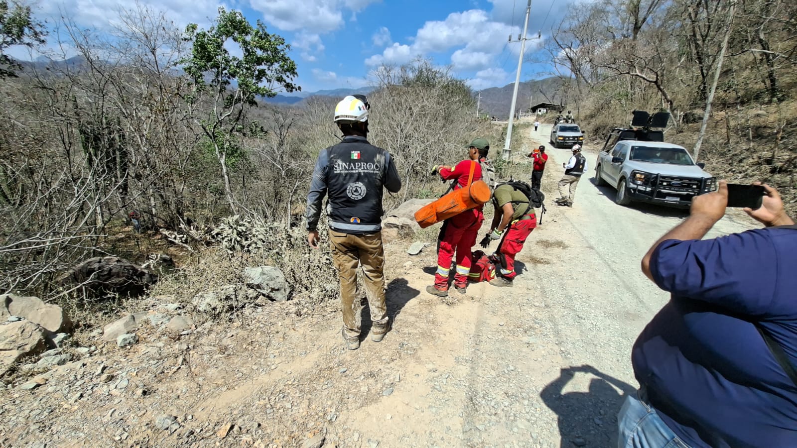 Autoridades en la búsqueda del reportero desaparecido tras buscar un dron.