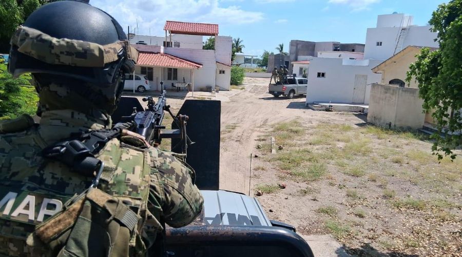 Elemento de seguridad arriba de una unidad vigilando zona residencial