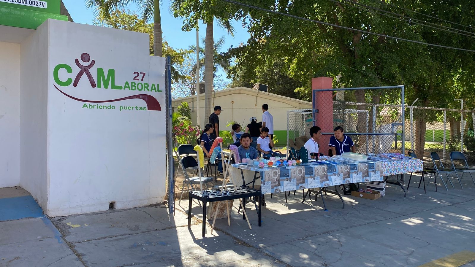 Personas vendiendo en la banqueta en el CAM 27 en Guasave