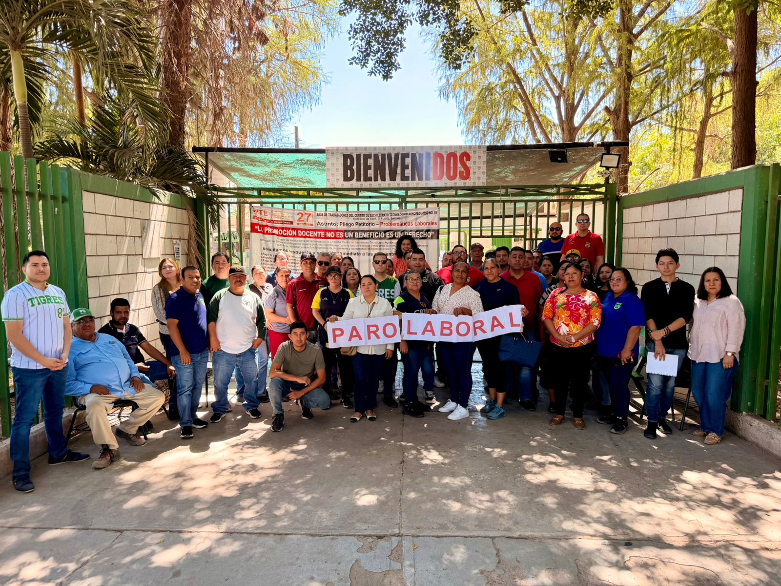 Maestros en la entrada del CBTA 81 con una pancarta en paro laboral