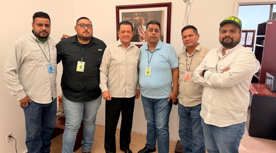 Personas de pie viendo hacia el frente