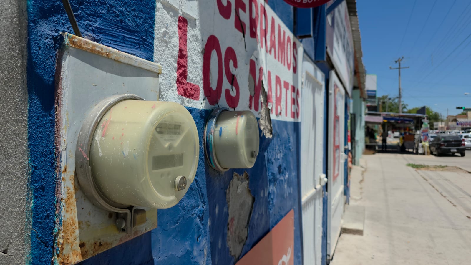 Pared con checadores de energía eléctrica