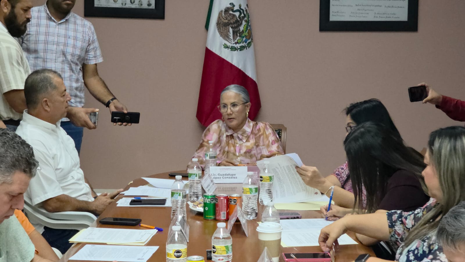 Personas en mesa de sala de juntas
