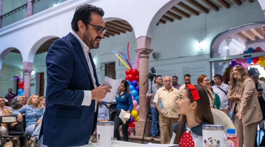 Juan de Dios Gámez junto a una estudiante de primaria en el Cabildo Infantil 2026