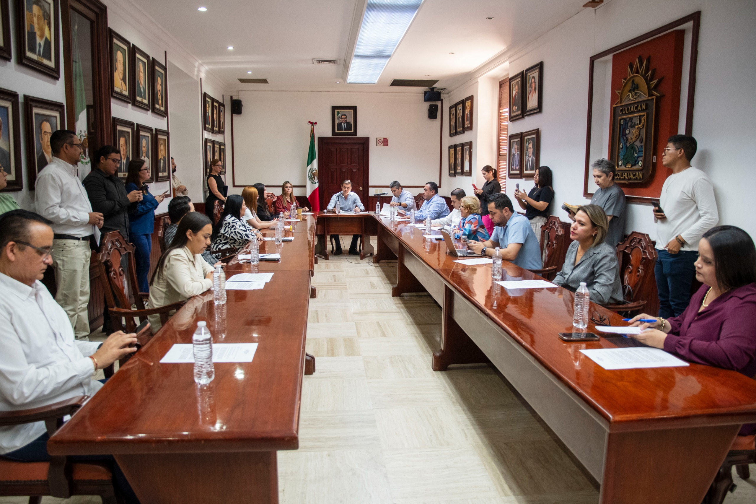 Personas en una reunión de Cabildo
