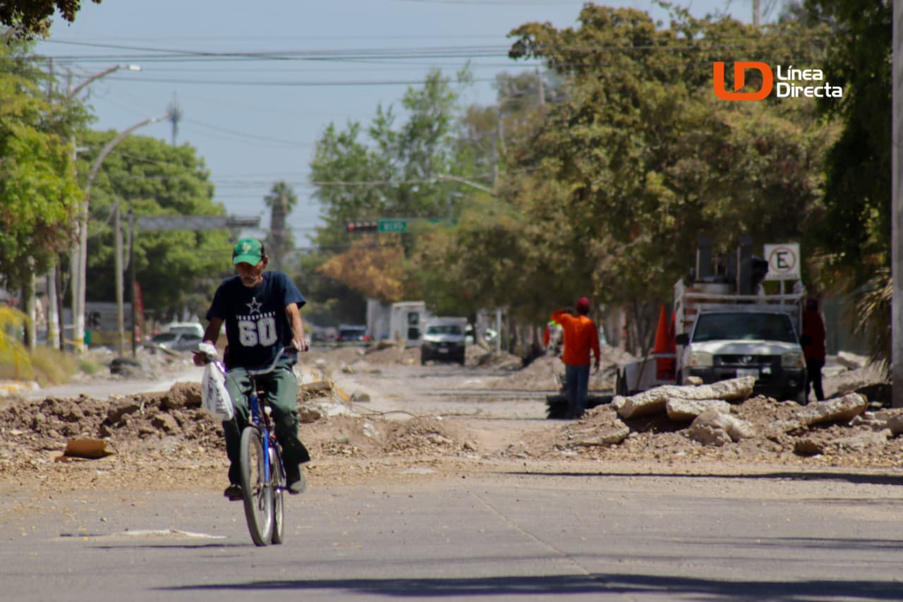 Obras de rehabilitación afectan la circulación en calles de Los Mochis; trabajadores laboran en vialidades mientras ciudadanos transitan entre cierres y desvíos.