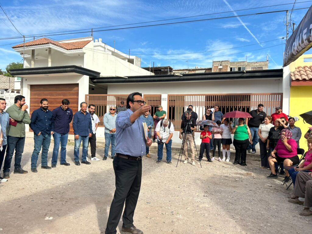 Juan de Dios Gámez en circulo con personas y hablando por un micrófono