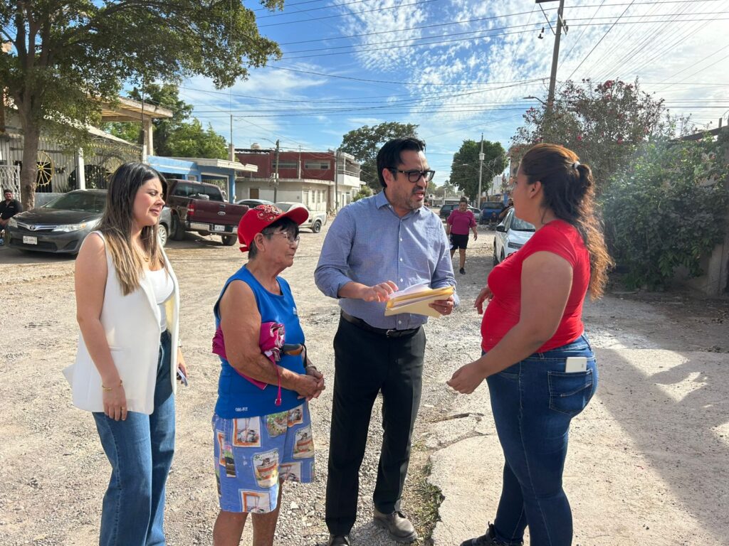Juan de Dios Gámez platicando con vecinos de las colonia