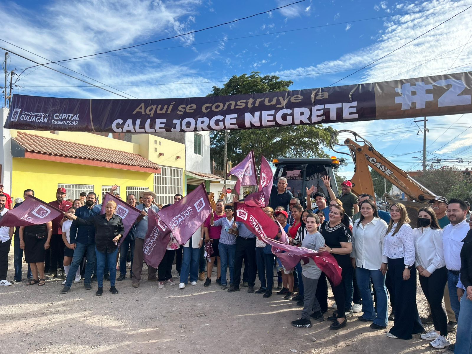 Alcalde de Culiacán en entrega con vecinos de una calle pavimentada