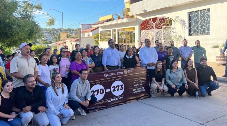Juan de Dios Gámez Mendívil junto a vecinos de Culiacán en entrega de calles pavimentadas