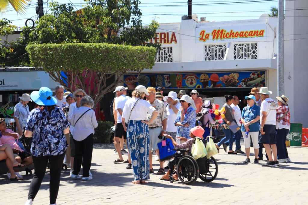 Turistas en plaza de Mazatlán con sobrero y gorro
