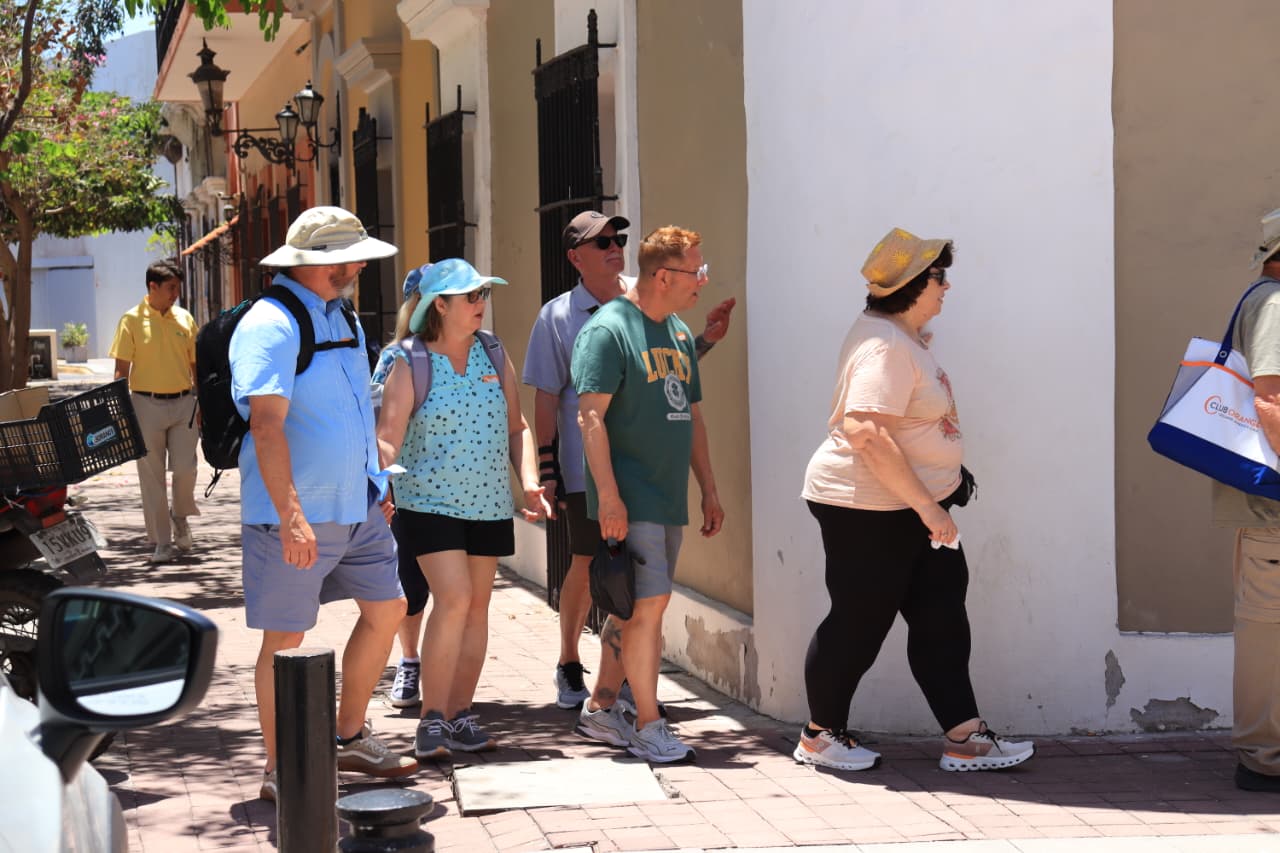 Personas en calle de Mazatlán con sobrero