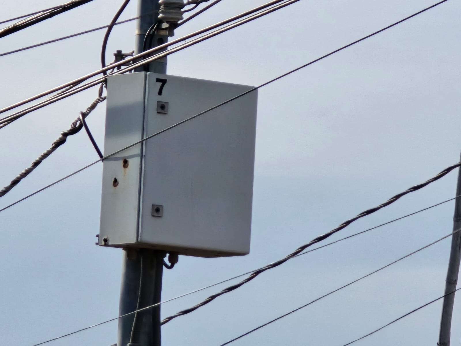 Cámara de vigilancia con impactos de bala.
