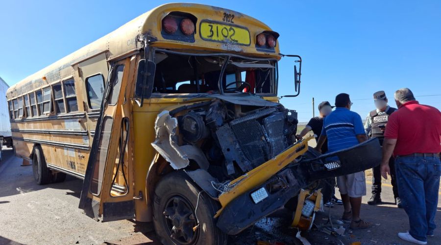Camión de transporte amarillo completamente dañado de la parte delantera