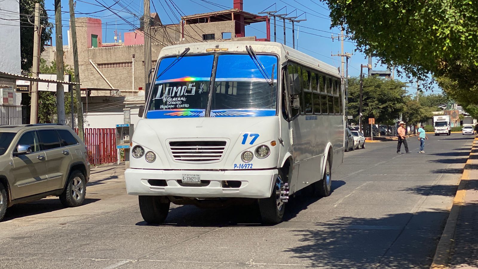 camión urbano circulando en calle