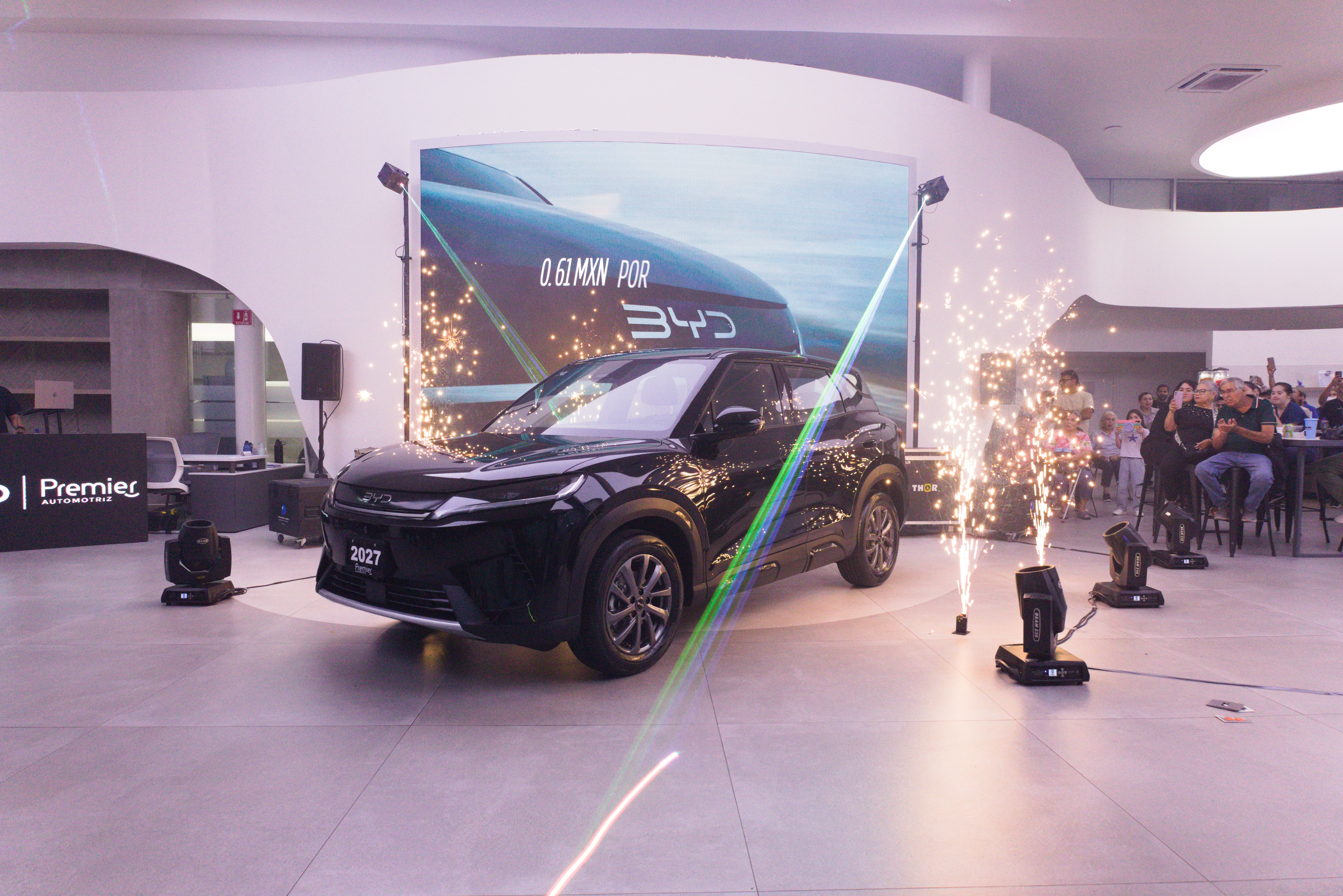 Camioneta con luces y chispas de BYD