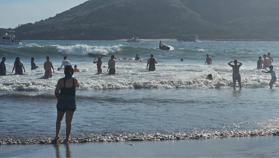 Salvavidas auxilian a 22 personas con dificultades en playas de Mazatlán