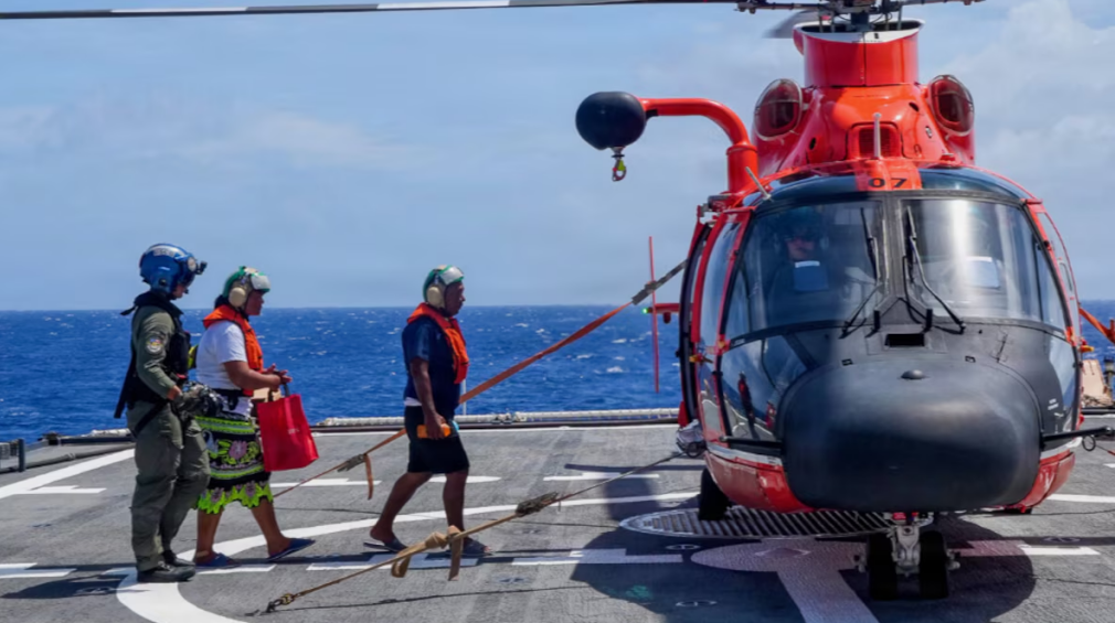 Guardia Costera de EU rescata a tres personas perdidas en altamar