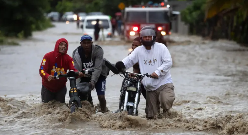 Lluvias devastadoras arrasan zonas urbanas en República Dominicana y dejan una menor muerta