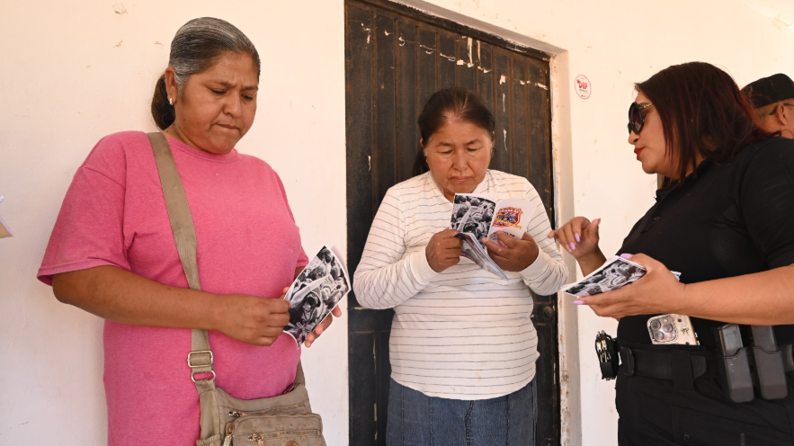 Autoridades presentan Cartilla de Derechos de las Mujeres en la comunidad de Lázaro Cárdenas, JJR