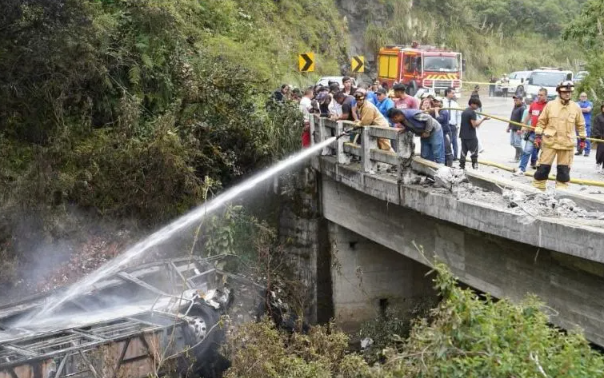 Tragedia en carretera de Ecuador: autobús se precipita a barranco y deja 11 muertos
