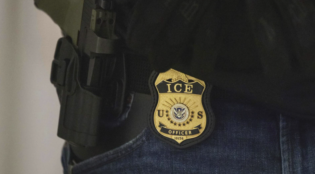 Mujer de 86 años permanece detenida por ICE en EU tras vencer su visa