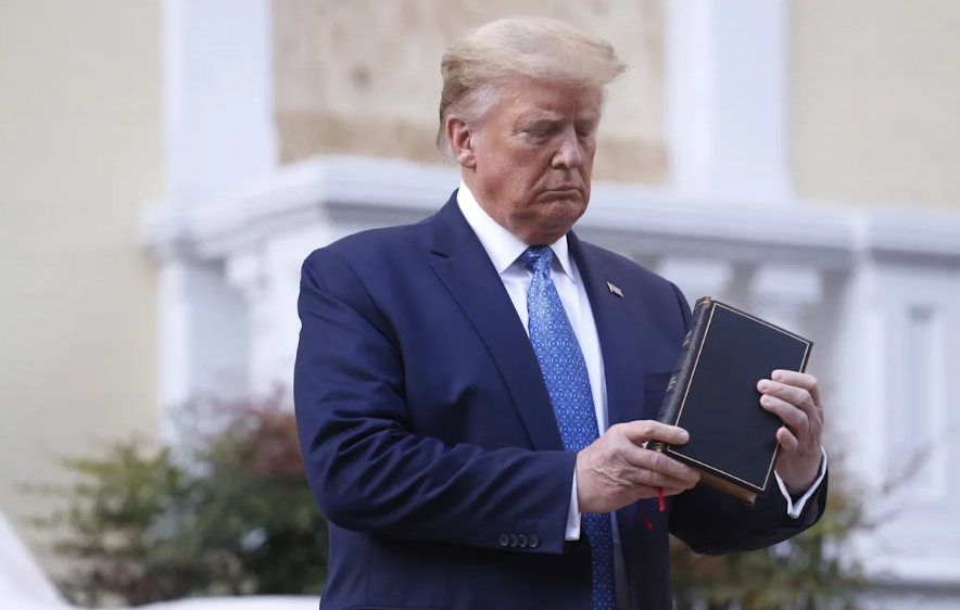 Trump recurre a la Biblia en un momento de tensión internacional y política