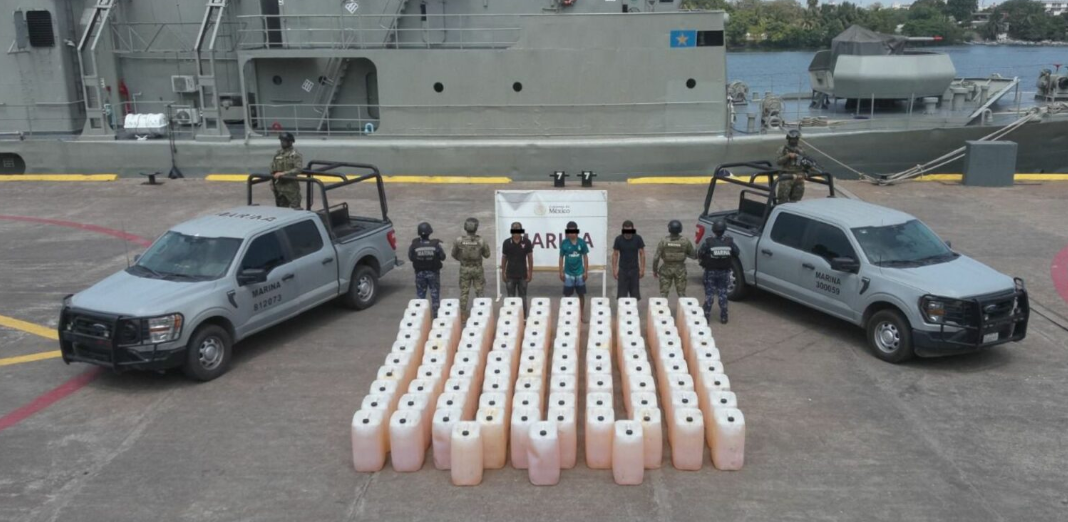 Semar asegura embarcación con seis mil litros de combustible en costas de Michoacán