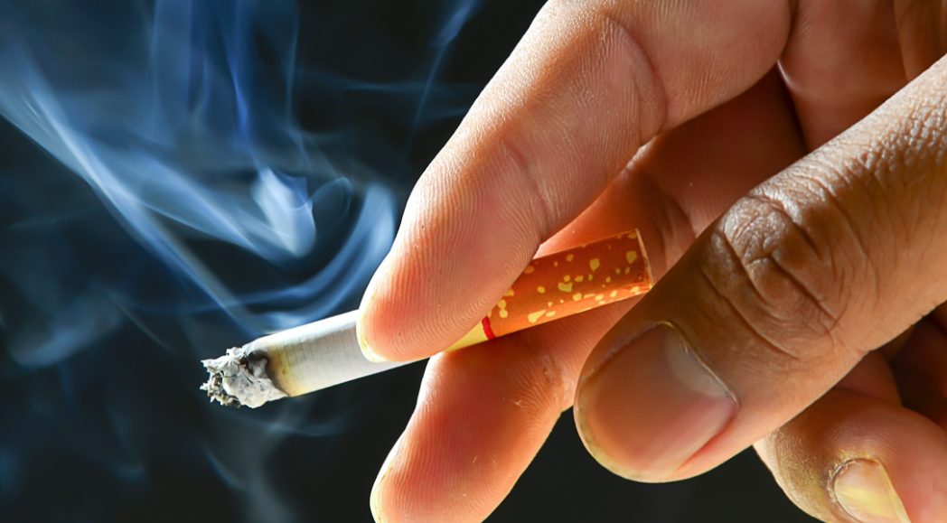 Proponen prohibición progresiva de cigarrillos para nuevas generaciones en Reino Unido