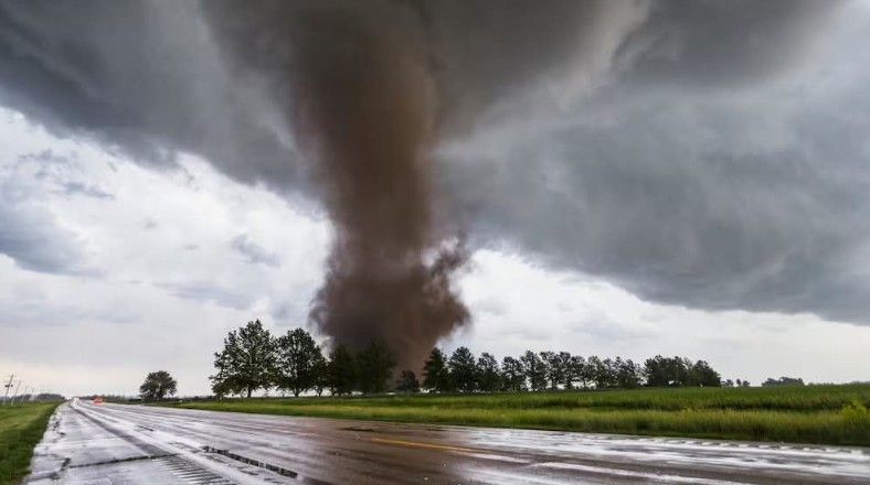 Tornado golpea Oklahoma y deja decenas de viviendas dañadas en Enid