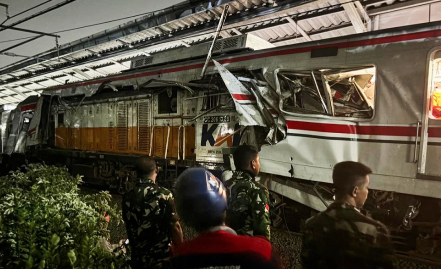 Colisión ferroviaria en Indonesia deja al menos 4 muertos y decenas de heridos